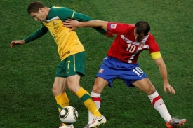 Austrálie (ve žlutozeleném) ani Srbsko se do osmifinále nepodívají.
