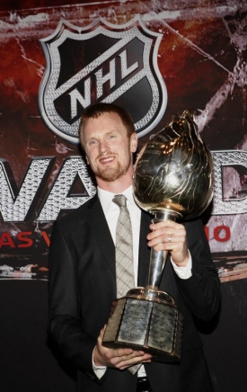 Sedin je druhým Švédem v historii, který získal prestižní Hart Trophy.