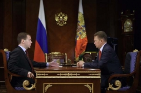 Šéf Gazpromu Alexej Miller (vpravo) s prezidentem Dmitrijem Medveděvem