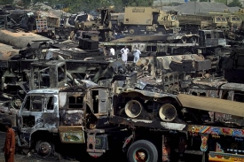 Nákladní vozidla po útoku Talibanu v Pákistánu.
