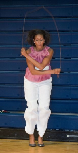 Michelle Obamová skáče před švihadlo.
