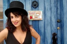 Zpěvačku Amparo Sánchez doprovázejí bývalí členové kapely Calexico.
