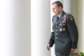 Generál David Petraeus v Bílém domě.