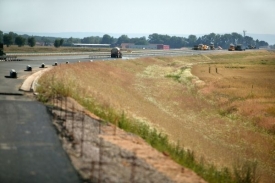 Vláda obnoví jednání o pozemcích pro dálnici D11 v pondělí.