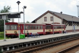 Vlak ve Vraňanech na Mělnicku usmrtil 1,5letou holčičku.