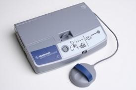 Pacient má doma zařízení, které posílá data z přístroje lékařům.