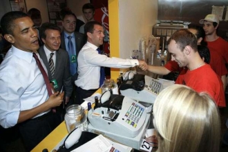 Medveděv a Obama si objednávají hamburger.