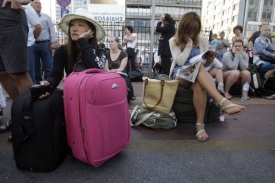 Turisté mají potíže kvůli stávce v řeckém přístavu Pireus.