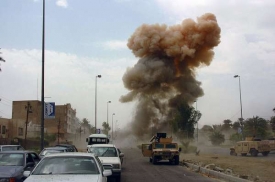 Výbuch bomby u silnice. Irácká každodennost.