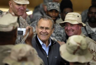 Ministr obrany Rumsfeld mezi vojáky v Iráku.