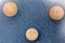 Tablety extáze mohou obsahovat nebezpečné látky.