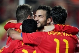 Fotbalisté Španělska se radují z vítězství.