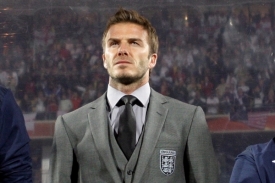 Zraněný David Beckham sleduje zápasy jen za lavičky.