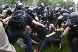 S policisty se střetli černě odění anarchisté.