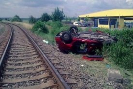 Řidič osobního automobilu srážku s vlakem nepřežil (ilustrační foto).
