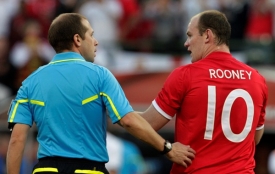 Wayne Rooney diskutuje s rozhodčím o neuznaném gólu.