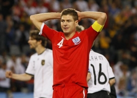Smutný Steven Gerrard.