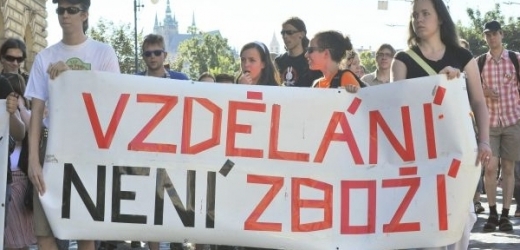 Stovka studentů protestovala v Praze proti školnému.