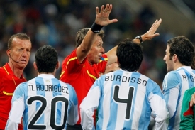 Rozhodčí se chyb nevyvarovali ani v zápase Argentina - Mexiko.
