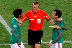 Mexičtí fotbalisté cítí křivdu. Argentina jim dala gól z ofsajdu.