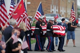 Pohřeb člena letectva USA Davida Urbana, který zahynul v Hílmandu.