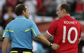 Naštvaný Wane Rooney.