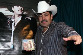 Zavražděný mexický zpěvák Sergio Vega přezdívaný El Shaka.