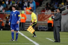 Lionel Messi (vlevo) a jeho obdivovatel a kouč Diego Maradona.