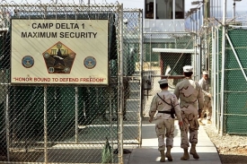 Přísně střežená kontroverzní věznice na Guantánamu.