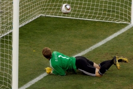 Německý brankář Manuel Neuer hledí na míč v brance. Gól ale 