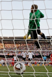 Duel Anglie s Německem výrazně ovlivnil neuznaný gól.