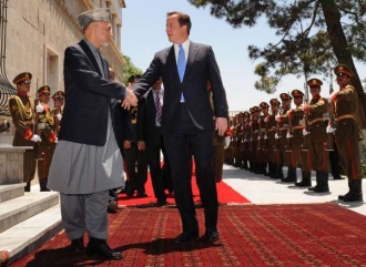Britský premiér a afghánský prezident. Na návštěvě u korupčníků.