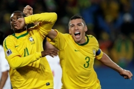 Juan a Lúcio slaví první brazilskou branku.