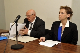 Tauchenová s právníkem Koljou Kubíčkem u dnešního soudu.
