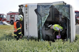 Autobus se při neštěstí převrátil na bok.