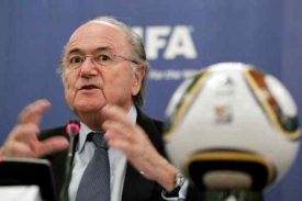 Šéf FIFA Sepp Blatter se omluvil za chyby rozhodčích.