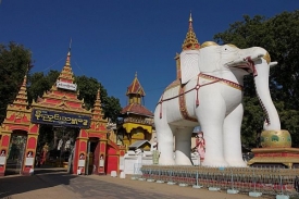 Bílý slon před buddhistickým chrámem v Barmě.