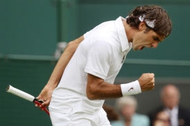 Roger Federer nabírá svou tradiční wimbledonskou formu.