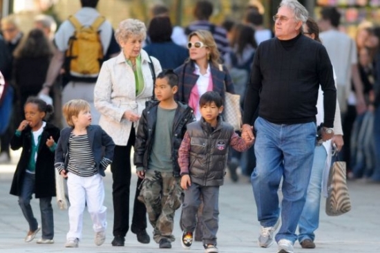 Rodiče Pitta vzali (zleva) Zaharu, Shiloh, Paxe, Maddoxe na procházku.