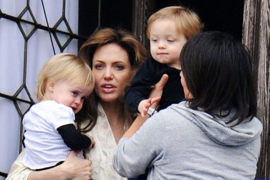 Angelina Jolieová s dvojčaty.