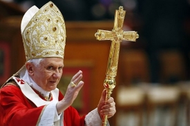 Papež Benedikt XI. během mše ve Vatikánu.