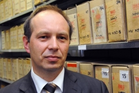 Zdeněk Hazdra vyhodil šéfa Archivu bezpečnostních složek Bukovszkého.