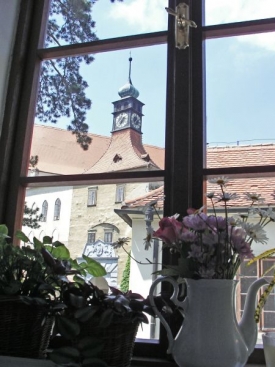 Pohled ze Zámeckého penzionu na zámek v Náměšti nad Oslavou.