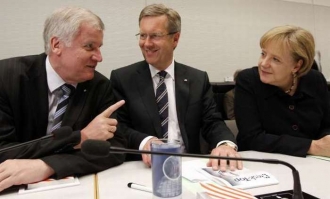 Wulf (uprostřed) s kancléřkou Merkelovou.