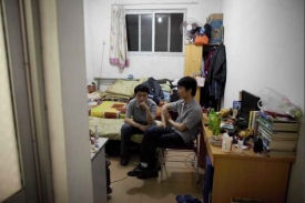 Čínstší absolventi často sdílejí jednu místnost ve slumech velkoměst.