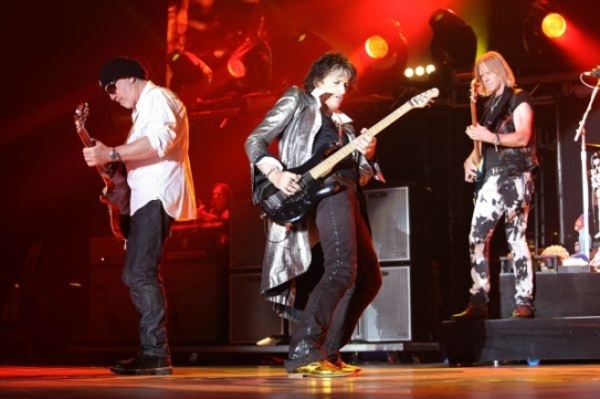 Kytarista Joe Perry (uprostřed) v akci.