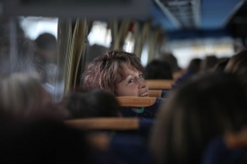 Většina Čechů jede na dovolenou autem nebo autobusem.