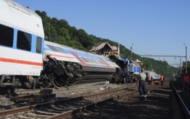 Nehodu vlaku v Ústí nad Labem zřejmě zavinil strojvůdce.