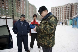 Kontrola gastarbajtrů na moskevském sídlišti.