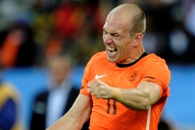 Arjen Robben v zápase se Slovenskem.